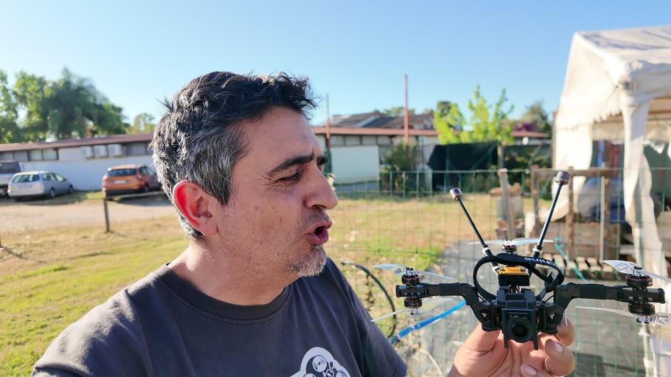 Vlog all’evento con il drone in mano