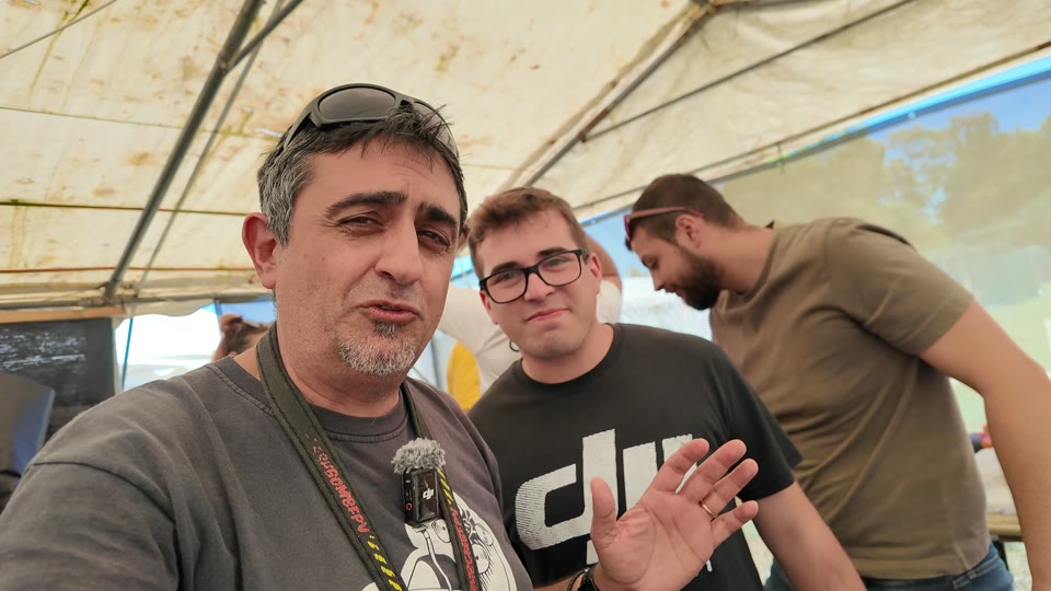 Con altri piloti sotto il gazebo