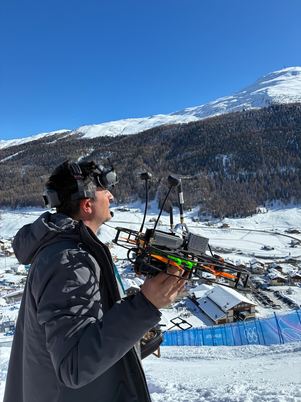 Davide with his FPV drone and goggles on the Olympic slopes